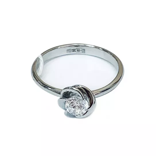 Кольцо с фианитом из золота